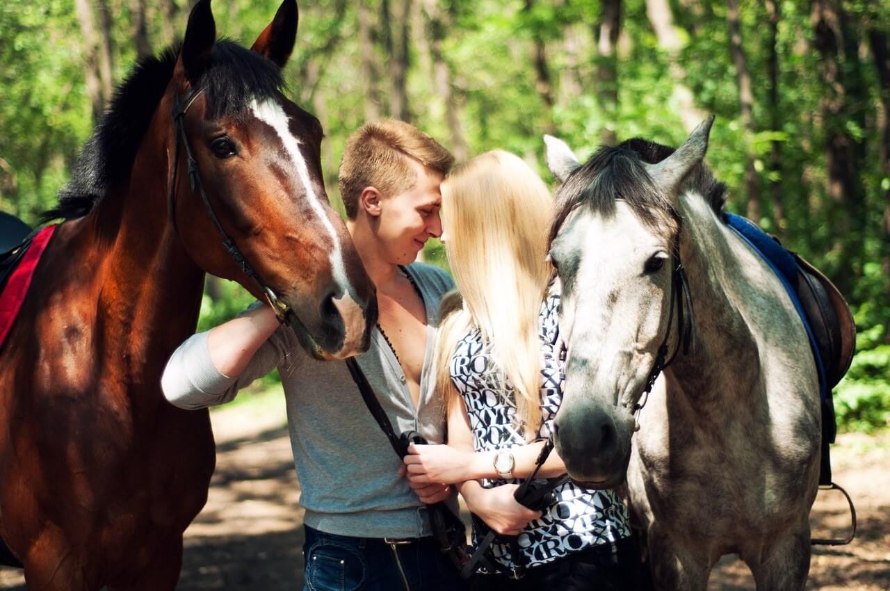 парень и девушка с двумя лошадьми.jpg
