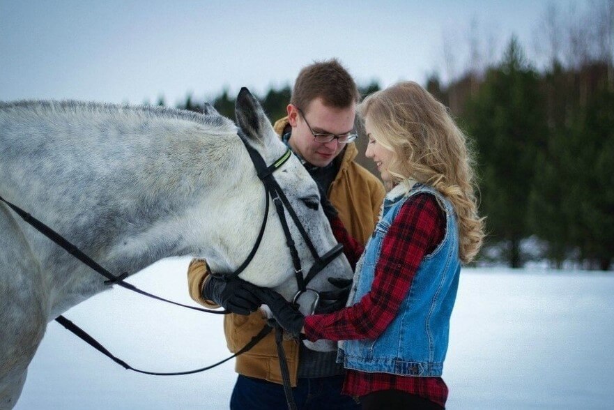 парень и девушка с белой лошадью.jpg