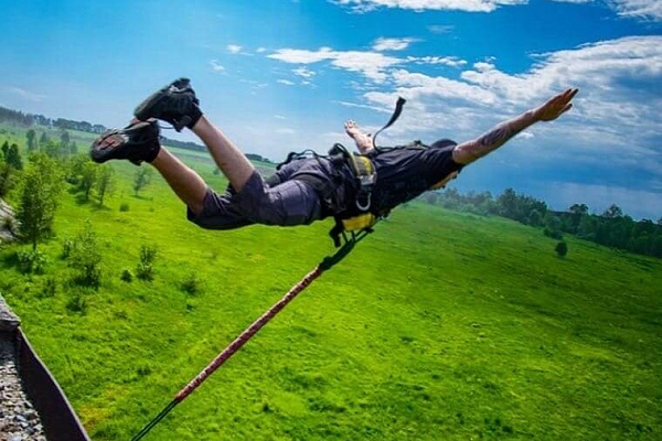 Роупджампинг - прыжки с веревкой в Новокузнецке. Подарочные сертификаты Ultra Подарки. Роупджампинг в Новокузнецке - Экстремальный оригинальный подарок или подарочный сертификат на Роупджампинг - прыжки с веревкой. Сервис UltraPodarki.ru 8-800-505-95-30. роупджампинг Новокузнецк, прыжок веревка Новокузнецк, роупджампинг, прыжок веревка, прыжок с веревкой, Подарок, подарочный сертификат, экстрим, экстремальный подарок
