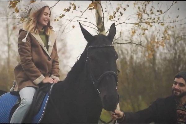 Романтическая конная прогулка. Подарочные сертификаты Ultra Подарки Новокузнецк. Купить оригинальный подарок или подарочный сертификат на Романтическая конная прогулка. Сервис UltraPodarki.ru Новокузнецк 8 800 505 95 30. 