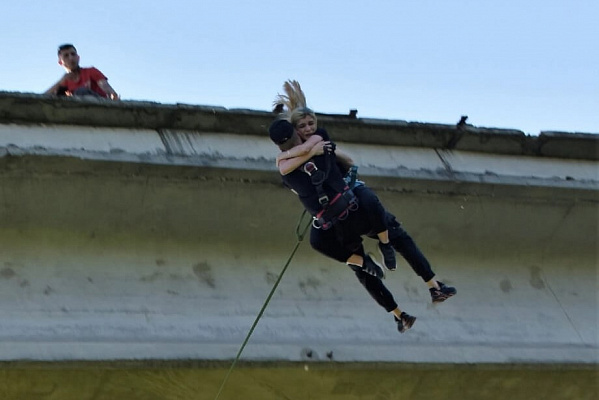 Роупджампинг - прыжки с веревкой в Новокузнецке. Подарочные сертификаты Ultra Подарки. Роупджампинг в Новокузнецке - Экстремальный оригинальный подарок или подарочный сертификат на Роупджампинг - прыжки с веревкой. Сервис UltraPodarki.ru 8-800-505-95-30. роупджампинг Новокузнецк, прыжок веревка Новокузнецк, роупджампинг, прыжок веревка, прыжок с веревкой, Подарок, подарочный сертификат, экстрим, экстремальный подарок
