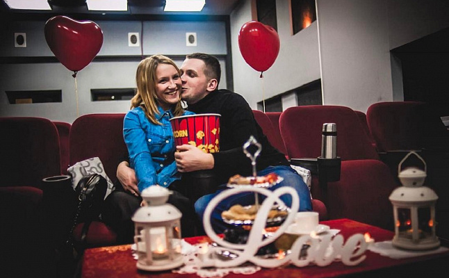 Романтическое свидание в кинотеатре в Новокузнецке. Ultra Подарки. Купить романтическое свидание в кинотеатре в Новокузнецке. Подарите самым близким незабываемые моменты и признайтесь в искренних чувствах. Сервис UltraPodarki.ru 8-800-505-95-30. Романтическое свидание в кинотеатре в Новокузнецке, свидание в Новокузнецке, свидание в кинотеатре, сертификат на свидание в кинотеатре, сертификат на свидание в Новокузнецке, купить свидание, купить свидание Новокузнецк, первое свидание, девушка свидание, хороший кинотеатре, романтический кинотеатре, романтический вечер, романтический ужин, романтические любимому, романтическая музыка