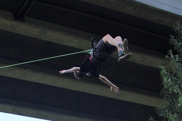 Роупджампинг - прыжки с веревкой в Новокузнецке. Подарочные сертификаты Ultra Подарки. Роупджампинг в Новокузнецке - Экстремальный оригинальный подарок или подарочный сертификат на Роупджампинг - прыжки с веревкой. Сервис UltraPodarki.ru 8-800-505-95-30. роупджампинг Новокузнецк, прыжок веревка Новокузнецк, роупджампинг, прыжок веревка, прыжок с веревкой, Подарок, подарочный сертификат, экстрим, экстремальный подарок