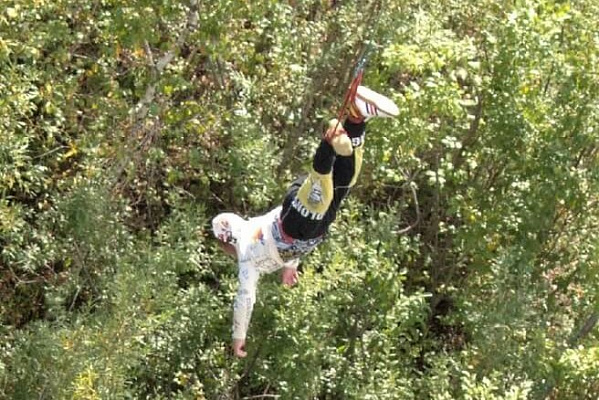 Роупджампинг - прыжки с веревкой в Новокузнецке. Подарочные сертификаты Ultra Подарки. Роупджампинг в Новокузнецке - Экстремальный оригинальный подарок или подарочный сертификат на Роупджампинг - прыжки с веревкой. Сервис UltraPodarki.ru 8-800-505-95-30. роупджампинг Новокузнецк, прыжок веревка Новокузнецк, роупджампинг, прыжок веревка, прыжок с веревкой, Подарок, подарочный сертификат, экстрим, экстремальный подарок