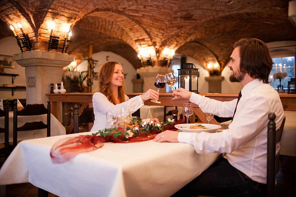 Романтическое свидание в ресторане в Новокузнецке. Ultra Подарки. Купить романтическое свидание в ресторане в Новокузнецке. Подарите самым близким незабываемые моменты и признайтесь в искренних чувствах. Сервис UltraPodarki.ru 8-800-505-95-30. Романтическое свидание в ресторане в Новокузнецке, свидание в Новокузнецке, свидание в ресторане, сертификат на свидание в ресторане, сертификат на свидание в Новокузнецке, купить свидание, купить свидание Новокузнецк, первое свидание, девушка свидание, хороший ресторан, романтический ресторан, романтический вечер, романтический ужин, романтические любимому, романтическая музыка