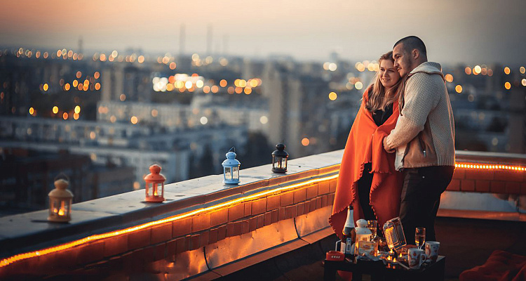 Романтическое свидание на крыше в Новокузнецке. Ultra Подарки. Купить романтическое свидание на крыше в Новокузнецке. Подарите самым близким незабываемые моменты и почувствуйте друг друга ещё ближе. Сервис UltraPodarki.ru 8 800 505 95 30. Романтическое свидание на крышев Новокузнецке, свидание на крышев Новокузнецке, свидание, сертификат на свидание на крыше, сертификат на свидание в Новокузнецке, купить свидание на крыше, купить свидание Новокузнецк